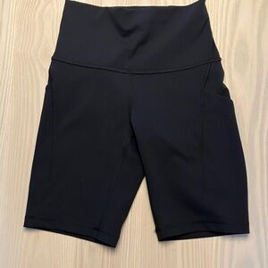 Lululemon black high rise pocket short, 8”
Size 4
Like new